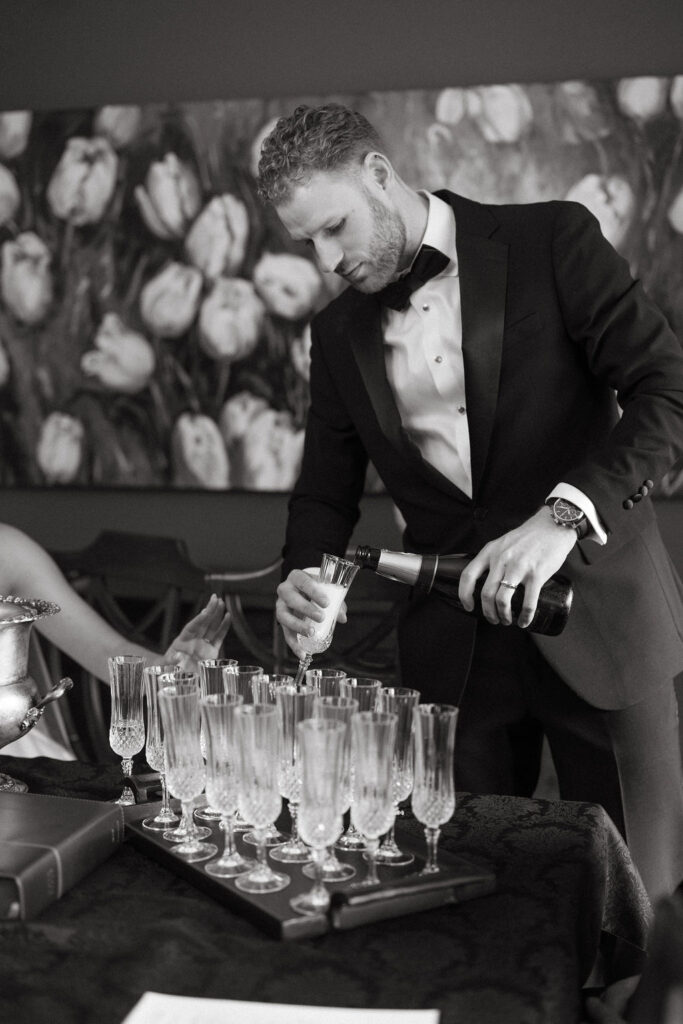 Cheers, champagne pour